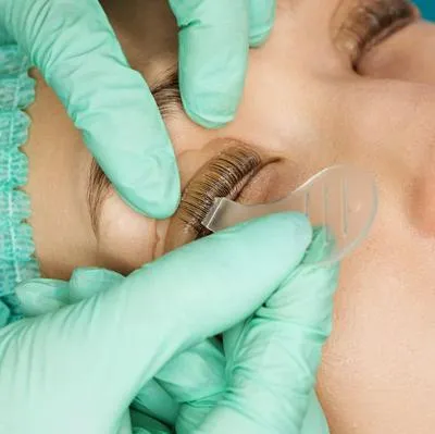 El medio Uklash aseguró que el lifting de pestañas puede causar irritación ocular, que las pestañas sean más quebradizas o que incluso se caigan