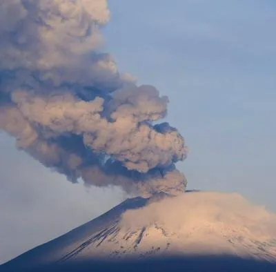 Queda captado en video un Ovni sobrevolando el volcán Popocatépetl 