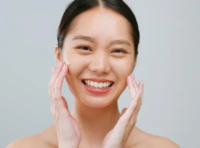 Mujer sonriendo. En relación con alimentos que estimulan la producción de colágeno.