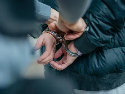 Hombre esposado. En relación con captura de homicida en Quindío.