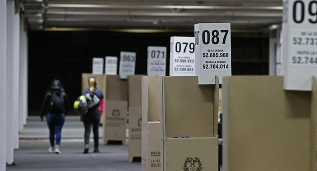 Imagen de cubículos de votación con ocasión de la aprobación del código electoral en el Congreso.