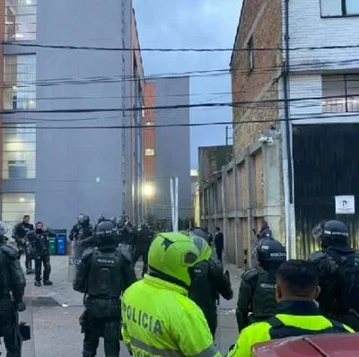 Motín en URI de Puente Aranda, en Bogotá. Internos se tomaron pasillos de la unidad con piedras y palos sacaron a los policías. 
