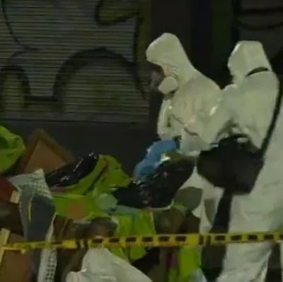 Reciclador en Bogotá encontró cuerpo dentro de bolsas de basura que iba a tirar a un caño. El cadáver era de un hombre torturado. 
