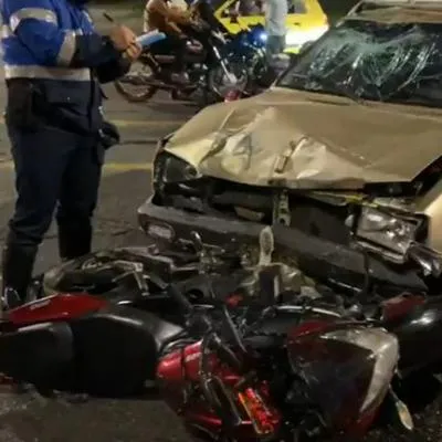 Conductor, que iría borracho, atropelló a dos motociclistas en Ibagué