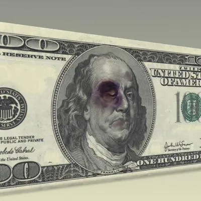 Dólar bajo de precio por marchas y caída de reforma laboral: cayó 10 pesos