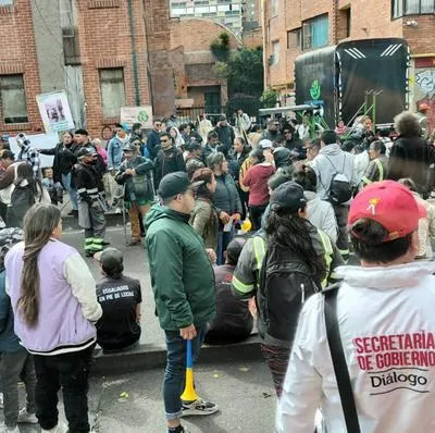 Protestas en Bogotá están afectando a Transmilenio. Varias estaciones de la Avenida Caracas están cerradas y en la zona hay grandes trancones. 