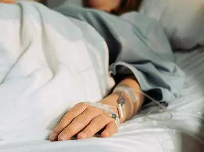 Mujer en hospital. En relación con caso de biopolímeros en Ibagué.