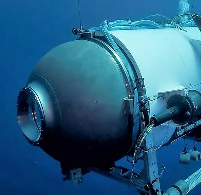 Submarino de OceanGate y miniatura de Alan Estrada.