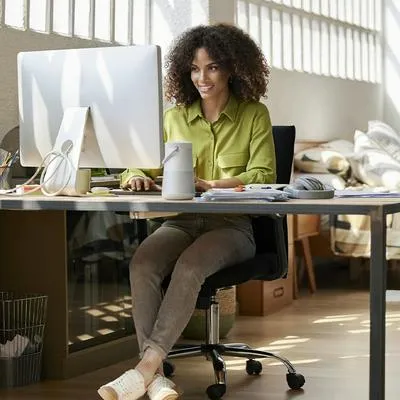 Mujer en la computadora.