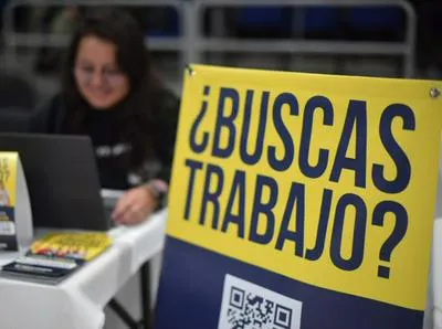 Persona en convocatoria de empleo. en relación con ofertas en Bogotá.