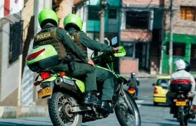 Policías en moto. En relación con medidas de seguridad para partido en Medellín.