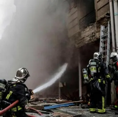 Así fue como los bomberos en París contuvieron las llamas del incendio en el centro de la capital de Francia