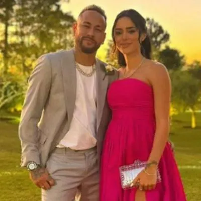 Foto de Neymar y su novia, a propósito de contrato de infidelidad