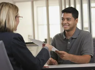 Persona en entrevista. En relación con vacantes laborales en Cali.