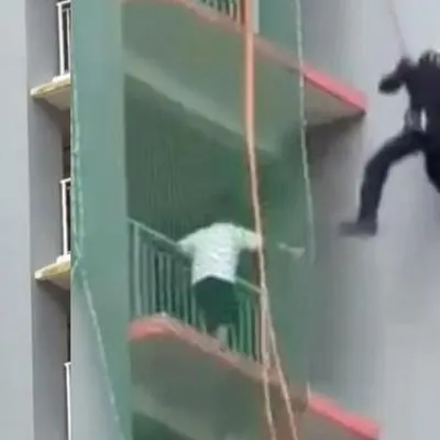 Bomberos salvaron a mujer que quería saltar al vació desde un balcón en Cullera, Valencia, España.