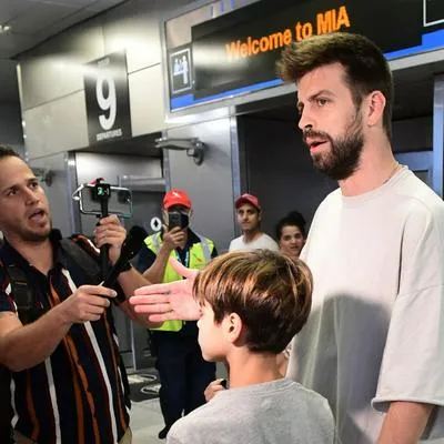 Hijos de Shakira y Piqué sufrieron el asedio de los periodistas en el aeropuerto de Miami, pues buscaban sacarle información de la boda al exfutbolista. 
