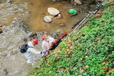 Autoridades sacando cuerpo de quebrada. En relación con muerte de hombre en Medellín.