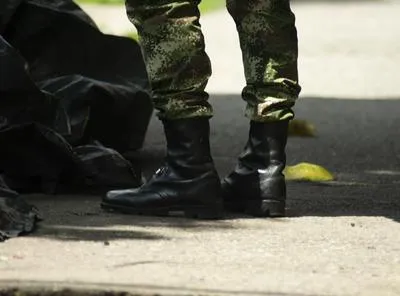 Pies de un soldado caminando en la calle. En relación con enfrentamiento en Cali.