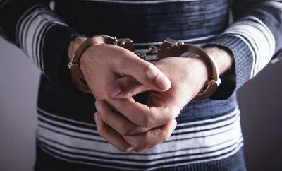 Persona con esposas en las manos. En relación con los capturados por lavado de activos.