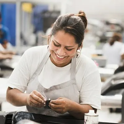 Mujer trabajando y logo del Infonavit.