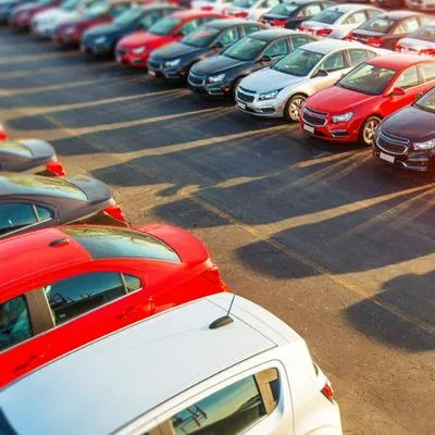 Parqueadero de venta de carros usados, que en Colombia han caído los valores de los artículos