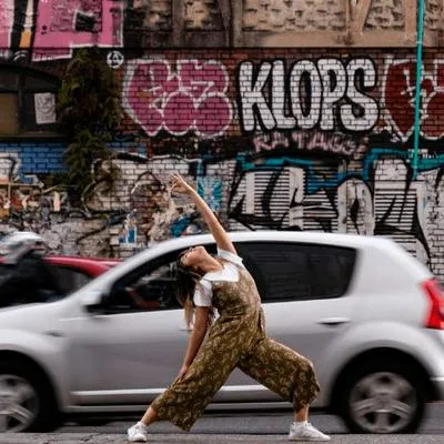 Mujer haciendo yoga en la ciudad por el Festival de la Calma en Bogotá