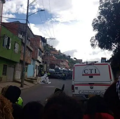 Sicarios asesinaron en Bogotá a tendero después de pedirle un petaco de cerveza. La víctima era un hombre de 57 años. 