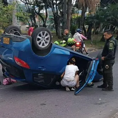 Hace algunos instantes, en Ibagué, se registró un aparatoso accidente de tránsito en el que un carro, con 4 persona abordo, terminó volcado. Acá, detalles.