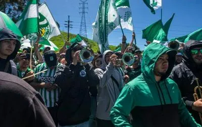 Hinchas de Atlético Nacional. En relación con banderazo.