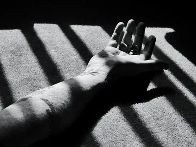 Persona en el suelo. En relación con hombre que murió luego de ser atacado por comunidad.