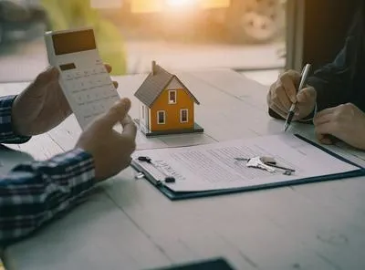 Personas comprando casa. En relación con uso de la prima.