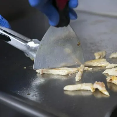 Con un dado y con copitos se pueden quitar las molestas manchas de la plancha.