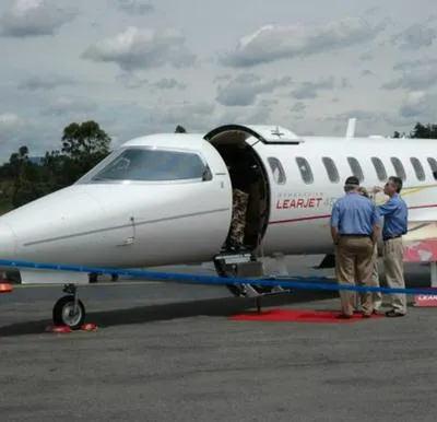 Lo que cuesta montar en helicóptero o contratar un vuelo chárter en Colombia es todo un dineral. Son servicios caros y muy exclusivos. 