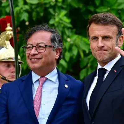 Gustavo Petro y el presidente de Francia, Emmanuel Macron, en su visita al país europeo