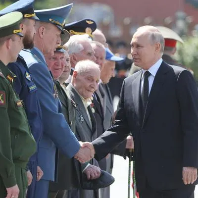 El presidente ruso Vladimir Putin saluda a su cúpula militar, que será decisiva en la crisis desatada por el grupo Wagner.