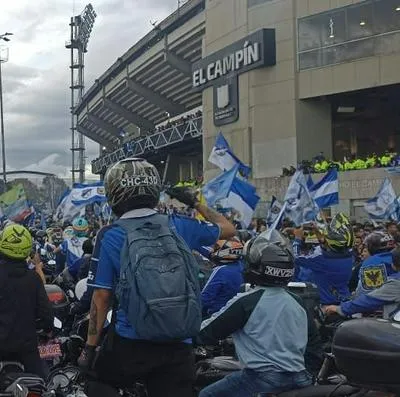 Mejores videos de los hinchas de Millonarios en el estadio El Campín cuando llegó el equipo.