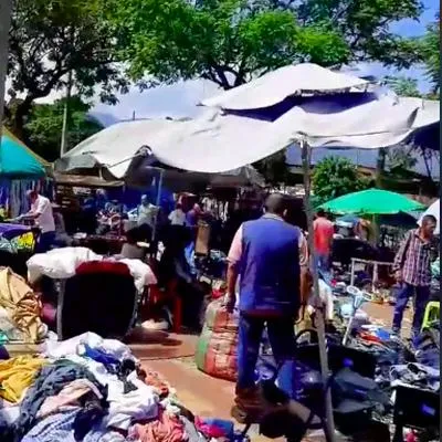 Así es el mercado negro que queda debajo de un viaducto en Medellín