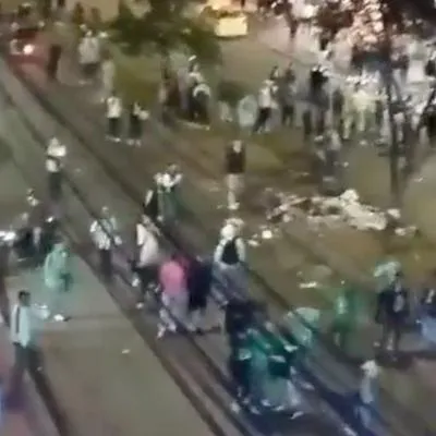 Foto de riña entre hinchas de Millonarios y Nacional en localidad de Bosa