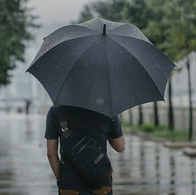 Chico en la lluvia.