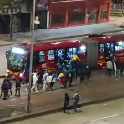 Enfrentamientos entre los hinchas de Millonarios y Atlético Nacional dejaron negocios afectados en diferentes barrios de Bogotá