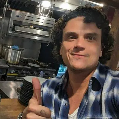 Hijo de Silvestre Dangond se dedica a vender hot dogs en Miami