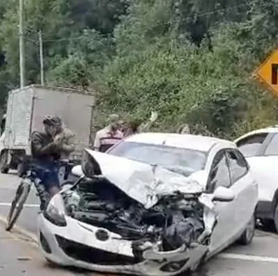Gravísimo accidente en vía La Calera, testigo dice que conductora "subía como loca"