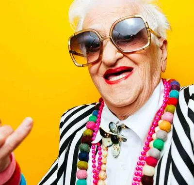 Abuela califica a sus novios de 1 a 10 y dice por qué le enseñaron la soltería