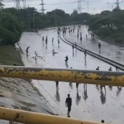 A piedras y machete pandillas se enfrentaron en batalla campal bajo la lluvia en Barranquilla