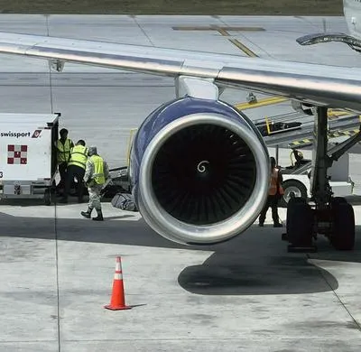 Murió un trabajador de aeropuerto al ser succionado por turbina de avión