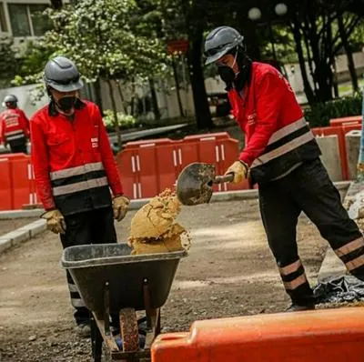 Conductor borracho se metió a obra y atropelló a dos trabajadores en Bogotá, quienes quedaron gravemente heridos por la imprudencia del vehículo. 