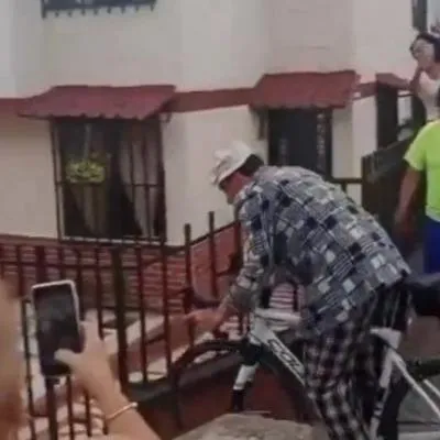 Suso se dio duro porrazo montando en bicicleta ante mirada de vecinos que lo grabaron