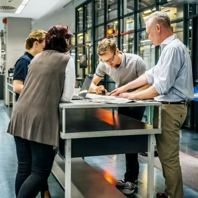 Foto de trabajadores a propósito de excepciones en reducción de jornada laboral