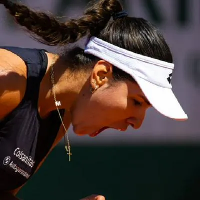 La tenista María Camila Osorio logró imponerse anta Shelby Rogers en el WTA de Eastbourne y clasificó a segunda ronda. Acá, los detalles.