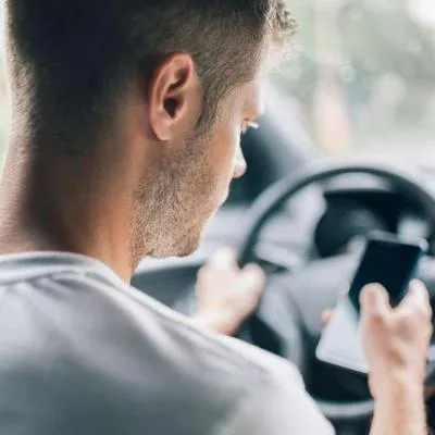 Foto de hombre en un carro, en nota de licencia de conducción en Colombia y cómo renovarla más rápido si no lo hizo aún